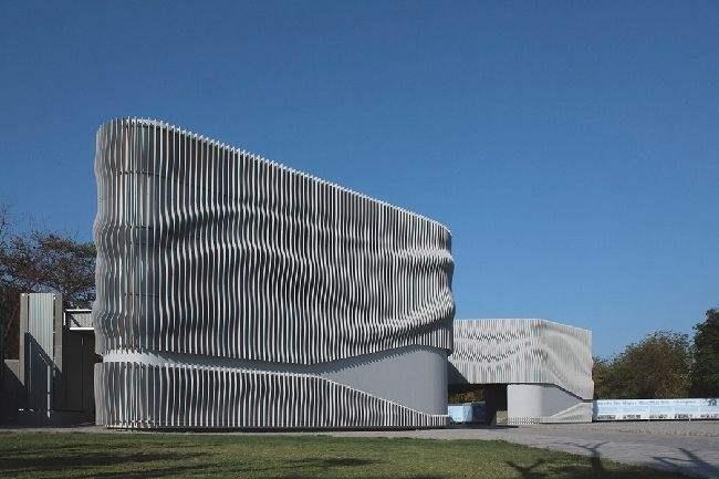 衡阳浅谈现代建筑采用网架结构安装的主要优势和应用